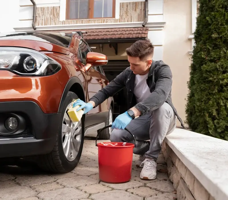 Lavage auto à domicile Saulces-Champenoises : professionnel intervenant sur un véhicule